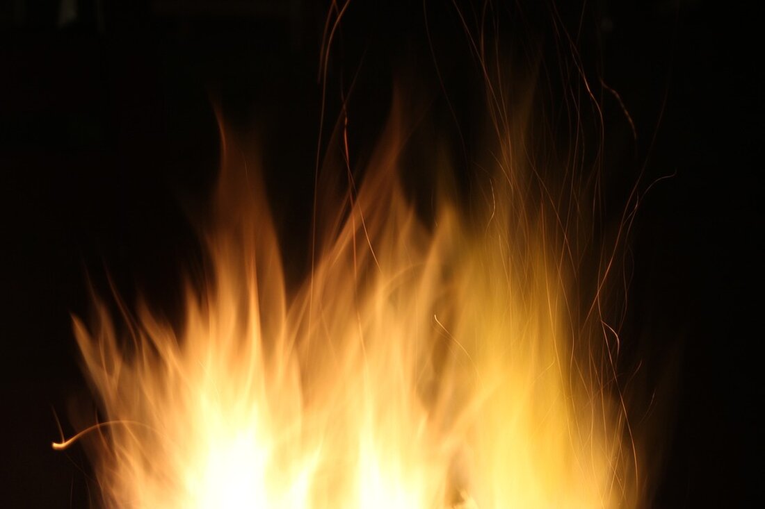 In Leipzig-Lindenthal brannten drei Lkw, darunter zwei vollständig, möglicherweise durch einen Serien-Brandstifter. Ermittlungen laufen.