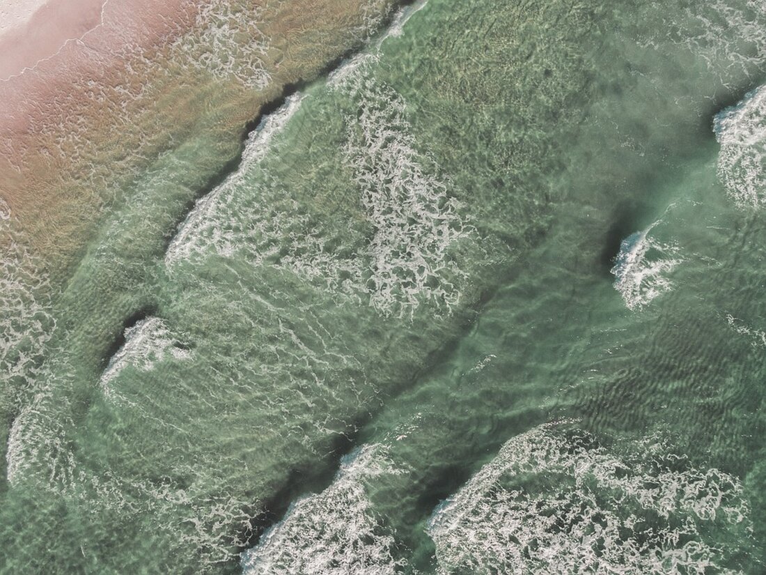 Entdecken Sie die entscheidenden Punkte des Wasserstoffbeschleunigungsgesetzes (WassBG). Der BEE fordert eine starke Fokussierung auf die heimische, grüne Wasserstoffproduktion zur Förderung der Energiewende und Industrie-Dekarbonisierung. Erfahren Sie, warum die Nutzung von Elektrolyseuren und biogenem Wasserstoff unverzichtbar ist und wie die Pläne für den Import von Wasserstoff optimiert werden sollten. Lesen Sie mehr über die Chancen und Herausforderungen einer nachhaltigen Wasserstoffstrategie in Deutschland!
