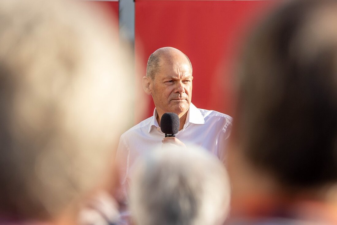 In diesem Artikel wird analysiert, wie Bundeskanzler Olaf Scholz beim Nato-Gipfel eine sicherheitspolitische Bombe platziert hat. Es wird beleuchtet, dass nun amerikanische Waffensysteme in Deutschland stationiert werden, um Russland effektiv erreichen zu können. Die Implementierung dieser Aufrüstung signalisiert die Stärke der Nato und die Verteidigungsbereitschaft Europas gegenüber Russland. Jedoch besteht auch die Gefahr eines neuen Wettrüstens und einer ungewollten Eskalation. Es wird diskutiert, ob Scholz als Friedenskanzler agiert oder zum Kanzler des Kalten Krieges wird. Zudem wird spekuliert, ob ein möglicher Präsident Trump den Aufrüstungsbeschluss rückgängig machen könnte.