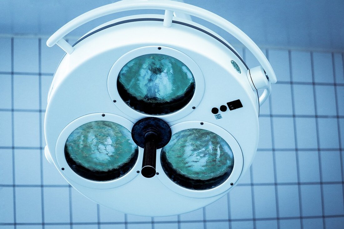 Die Medizintechnik in Deutschland steht unter Druck: Umsatzprognosen sinken, Investitionen werden ins Ausland verlagert. Der BVMed fordert eine eigenständige MedTech-Strategie, um Arbeitsplätze zu sichern und Innovationen zu fördern. Erfahren Sie mehr über die Herausforderungen und Lösungsansätze für die Branche in unserem Artikel.