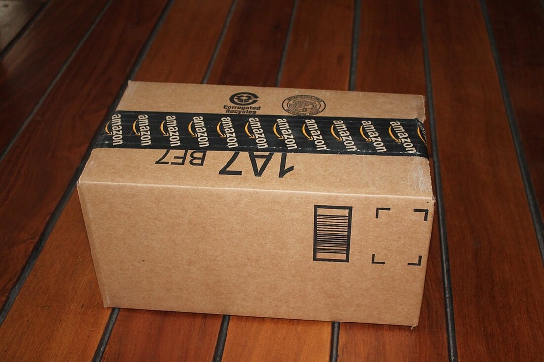 Ab Juli 2024 wird Amazon in Berlin in der Nähe des Alexanderplatzes ein Mikromobilitäts-Zentrum eröffnen. Mit elektrischen Lastenfahrrädern werden jährlich über 1,5 Millionen Pakete ausgeliefert. Das neue Zentrum ermöglicht alternative Liefermethoden und reduziert Emissionen in der Innenstadt. Erfahren Sie mehr über Amazons nachhaltige Lieferinitiativen und das Ziel, bis 2040 CO2-neutral zu sein.