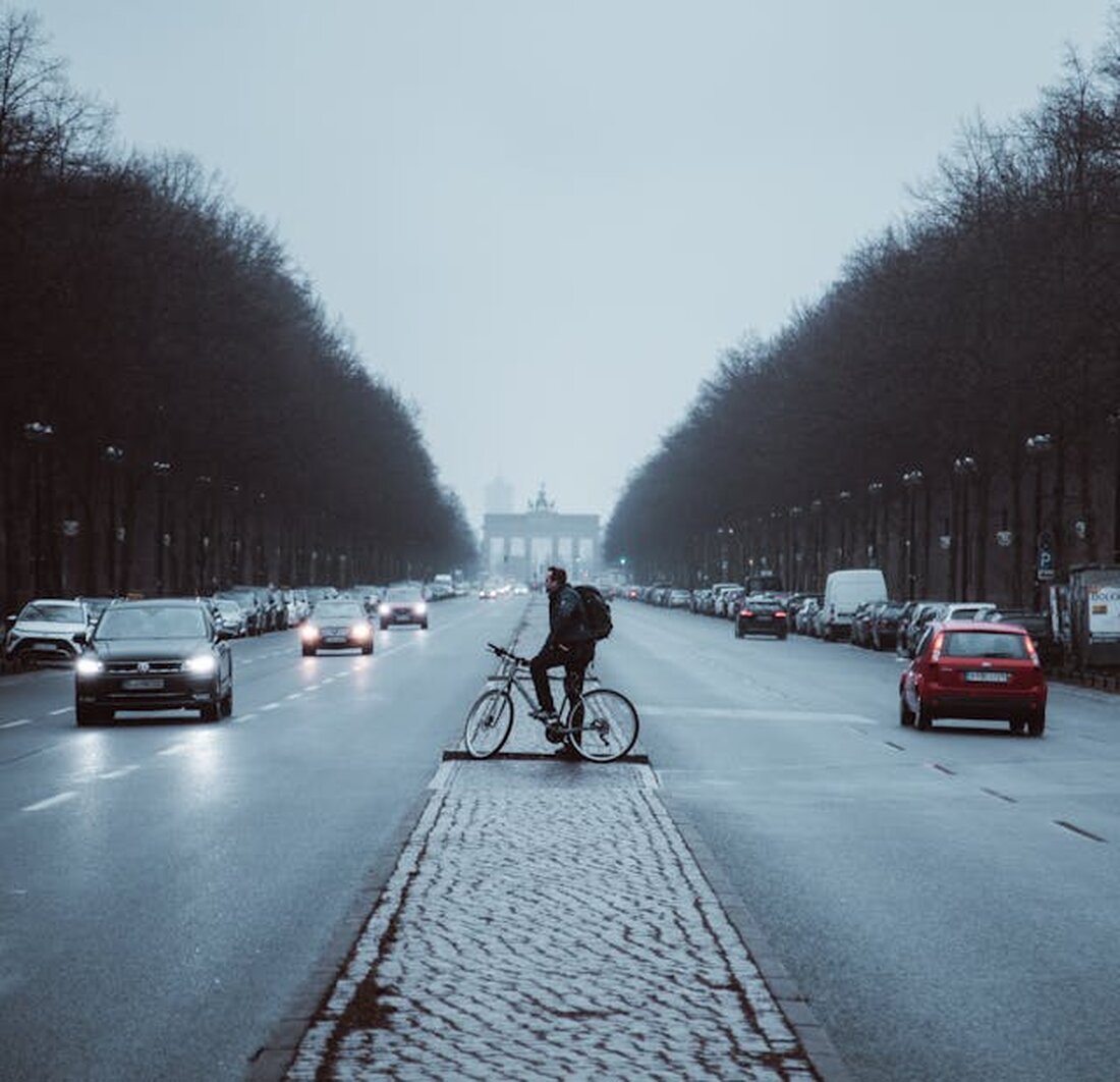 Das Fahrrad ist nicht nur ein praktisches Fortbewegungsmittel, sondern auch eine umweltfreundliche Alternative im dichten Berliner Verkehr. Doch Sicherheit ist ein wichtiger Aspekt, den viele Radfahrer oft unterschätzen. Abgesehen vom richtigen Fahrradzubehör wie Helmen und reflektierenden Westen, ist die Infrastruktur entscheidend für die Sicherheit der Radler. In den letzten Jahren hat Berlin intensiv daran gearbeitet, die Sicherheit für Radfahrer zu erhöhen. Es geht nicht nur darum, den Radlern zu ermöglichen, sicher von A nach B zu kommen, sondern auch darum, durch gezielte Maßnahmen das Risiko von Unfällen zu minimieren. Radfahrer müssen sich nicht nur auf ihre Ausrüstung verlassen, sondern auch …