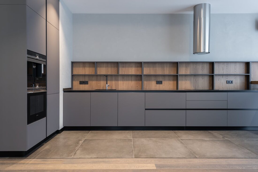 IKEA-Möbel sind für ihre Vielseitigkeit, Funktionalität und modernes Design bekannt und haben weltweit Einzug in zahlreiche Haushalte gefunden. Doch obwohl sie praktisch und stilvoll sind, möchten viele Menschen ihren Möbeln eine persönliche Note verleihen, die ihren individuellen Stil widerspiegelt. Genau hier setzt Framre an. Das Unternehmen bietet maßgeschneiderte IKEA Möbelfronten, die es ermöglichen, Standardmöbel in unverwechselbare Designstücke zu verwandeln, die perfekt zu Ihrem Zuhause passen. Personalisierung mit IKEA Möbelfronten IKEA bietet eine Vielzahl von Möbeln, die sich durch Funktionalität und minimalistisches Design auszeichnen. Diese Standardlösungen sind praktisch, aber oft fehlt ihnen der persönliche Touch, den viele Menschen in ihrem Zuhause &hellip;