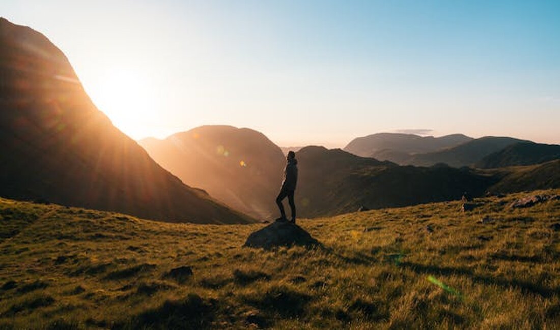 Sommer ist die perfekte Jahreszeit, um sich zu entspannen und die wärmenden Sonnenstrahlen zu genießen. Man kann die wohltuenden Effekte der Sonne nutzen, um Körper und Geist in Einklang zu bringen. Natürliche Methoden zur Tiefenentspannung stehen dabei im Fokus, denn sie bieten eine nachhaltige und gesunde Möglichkeit, den Alltagsstress hinter sich zu lassen. In der richtigen Kombination sorgen sie für eine umfassende Erholung, die weit über die Sommermonate hinaus wirkt. Die Kraft der Sonne: Wie Sonnenlicht zur natürlichen Stressreduktion beiträgt Sonnenlicht ist nicht nur ein natürlicher Stimmungsmacher, sondern ein effektives Mittel zur Stressreduktion. Man kann die Kraft der Sonne nutzen, …