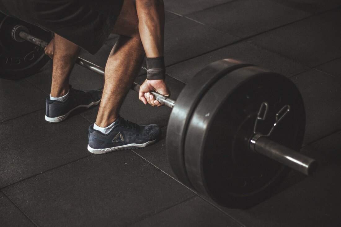 Molkenprotein, auch als das Kraftpaket der Fitnesswelt bekannt, ist ein Protein, das aus Molke gewonnen wird, einem Nebenprodukt der Käseherstellung. Es hat einen hohen Gehalt an essentiellen Aminosäuren, die unser Körper benötigt, um Muskeln aufzubauen und zu regenerieren. Nicht umsonst ist es die erste Wahl vieler Fitnessenthusiasten in ganz Deutschland und darüber hinaus. Molkenprotein Isolat und Molkenprotein Konzentrat: Was ist der Unterschied? Es gibt zwei Hauptarten von Molkenprotein: Isolat und Konzentrat. Beide sind eine hervorragende Proteinquelle, aber was unterscheidet sie? Molkenprotein Isolat ist das reinste verfügbare Molkenprotein, mit einem Proteingehalt von 90% oder mehr. Es ist eine ausgezeichnete Wahl für …