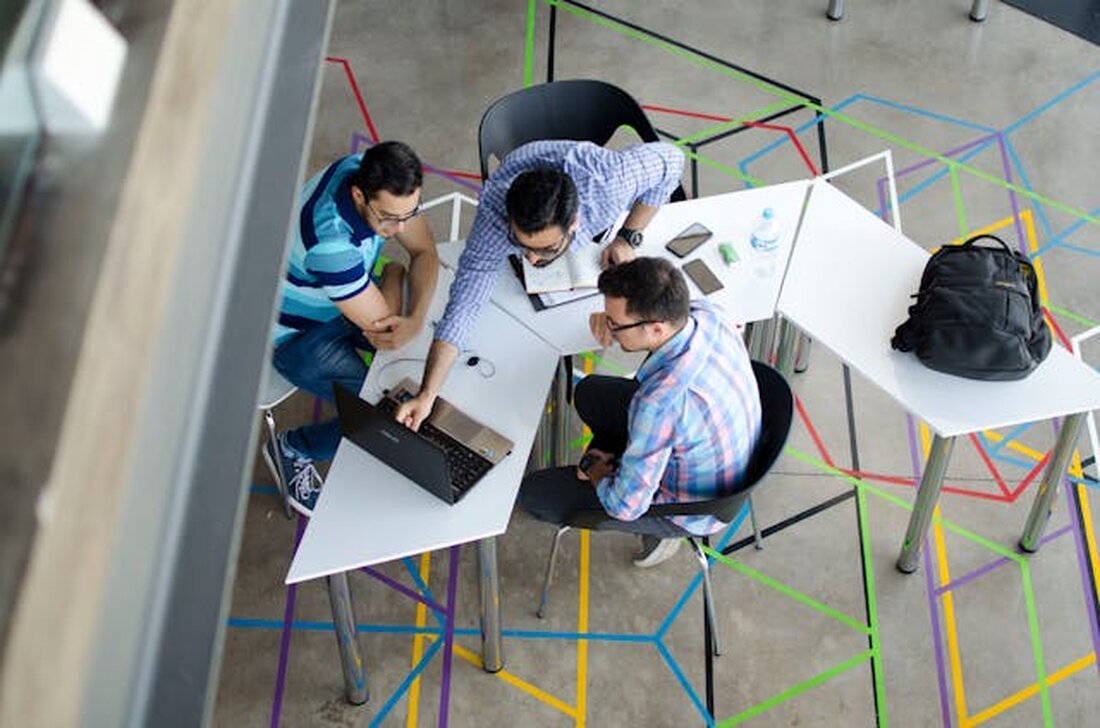 In Berlin ein Startup erfolgreich zu führen, erfordert mehr als nur eine innovative Geschäftsidee. Die Stadt bietet eine dynamische Startup-Szene, die auf starken Netzwerken basiert. Diese Netzwerke, ob durch persönliche Kontakte oder digitale Plattformen, bilden das Rückgrat vieler erfolgreicher Gründungen. Man profitiert von den Erfahrungen anderer Gründer und von Mentoren, Investoren und Branchenexperten. Gerade in Berlin gibt es eine Vielzahl von Netzwerken, die sich speziell auf die Bedürfnisse von Startups fokussieren. Um sich langfristig zu etablieren, sollte man wissen, welche dieser Netzwerke besonders wertvoll sind. Co-Working Spaces und Hubs: Der perfekte Ort für den Austausch von Ideen Co-Working Spaces und …