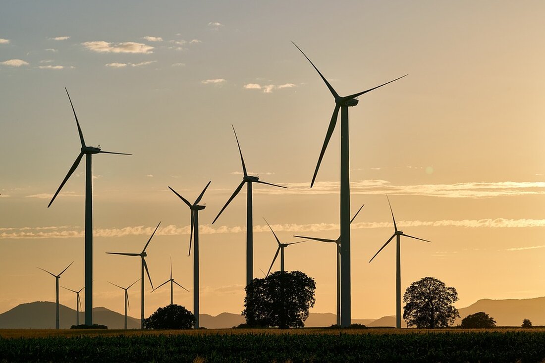 Erfahren Sie alles über die Nominierungen für den Energy Efficiency Award 2024, die am 11. November im Rahmen des dena Energiewende-Kongresses in Berlin bekanntgegeben werden. Entdecken Sie innovative Projekte von 13 Unternehmen, die zur Energiewende und Klimaschutz beitragen. Weitere Informationen zur Preisverleihung und den einzelnen Kategorien finden Sie hier.
