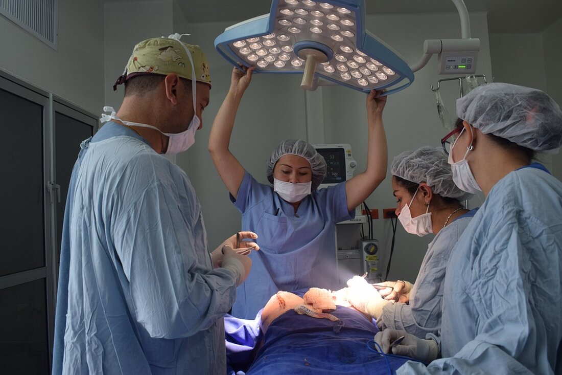 Nach einem drei Wochen langen plastisch-chirurgischen Einsatz im Gazastreifen kehrt Dr. Jan Wynands von seinem humanitären Einsatz zurück. Er operierte täglich Menschen mit Explosionsverletzungen in Rafah.