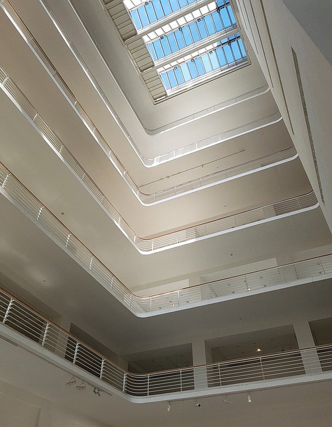 Erfahren Sie, welche 16 Filialen von Galeria Karstadt Kaufhof im Jahr 2024 schließen werden. Ein Einblick in die aktuelle Insolvenz der Warenhauskette und die Bemühungen um eine Rettung. #Insolvenz #GaleriaKarstadtKaufhof #Filialschließungen