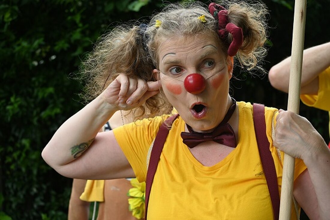 Ausbildung an der Internationalen Berufsfachschule für Clown und Comedy Berufung Clown: Vom Clown über Klinik-Clown und Humortrainer Infoseminare und Casting im November in Konstanz oder online Der Beruf des Clowns ist sehr komplex und erfordert eine Reihe besonderer Fähigkeiten und Eigenschaften. Ein Clown muss über einen ausgeprägten Sinn für Humor und ein großes Repertoire an Gesichtsausdrücken, Gesten und Kostümen verfügen. Um Clown zu werden, empfiehlt sich also eine professionelle Ausbildung. In Deutschland bietet das Tamala Center für den Raum Süddeutschland, Schweiz und Österreich sowie deren Ableger am Lago Maggiore (Italien) Schulungen und Trainings im Bereich der Clownerie an. Was macht …