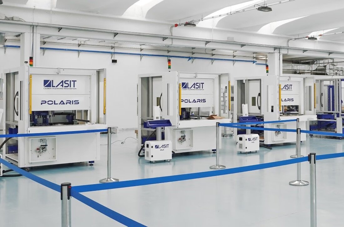 Revolution in der Rückverfolgbarkeit: Wie Lasertechnologie die Industrie verändert – LASIT Eine neue Ära der Markierungstechnologie beginnt: Innovative Systeme machen es möglich, Bauteile mit bisher unerreichter Präzision und Langlebigkeit zu kennzeichnen. Besonders in der Automobilindustrie, wo Rückverfolgbarkeit und Design entscheidend sind, setzt diese Technologie neue Maßstäbe. Hinterleuchtete Bedienelemente und robuste Gravuren Hinterleuchtete Symbole und Texte auf Schaltern oder Tasten sind längst ein Standard in modernen Fahrzeugen – doch die Präzision, mit der Laser Farbschichten entfernen, hebt die Qualität dieser Markierungen auf ein neues Level. Gleichzeitig sorgen optimierte Gravuren dafür, dass Markierungen selbst nach dem Sandstrahlen und anderen Nachbearbeitungen dauerhaft sichtbar …