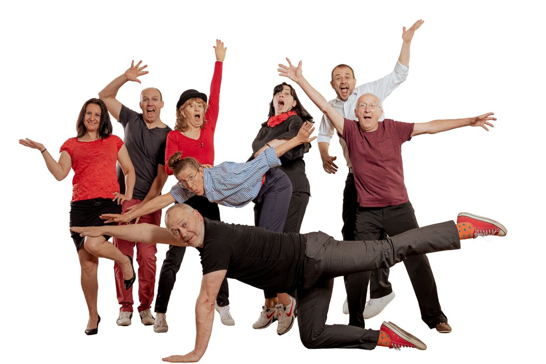 offene Seminare, Inhouse Training, Vorträge, Ausbildung zum Humortrainer/Humorcoach, Einzelcoaching Humor ist in! Ob bei der Partnersuche, im privaten und beruflichen Alltag, als Karriere-Softskill für Führungskräfte oder als Schmiermittel in der Therapie: Humorvoll zu sein ist eine Haltung, die gefragt ist. Wir Deutschen haben allerdings so unsere Probleme mit dem Humor, obwohl wir bekannte Humoristen wie Ringelnatz, Tucholsky, Heinz Erhardt oder Karl Valentin bewundern. Wer kennt nicht die Situationen, in denen man/frau gern etwas Humoriges zum Gespräch beitragen würde, einen lockeren Spruch oder wenigstens eine heitere Anekdote wüsste – und die zündende Idee erst Stunden später kommt. Wie oft schauen wir …