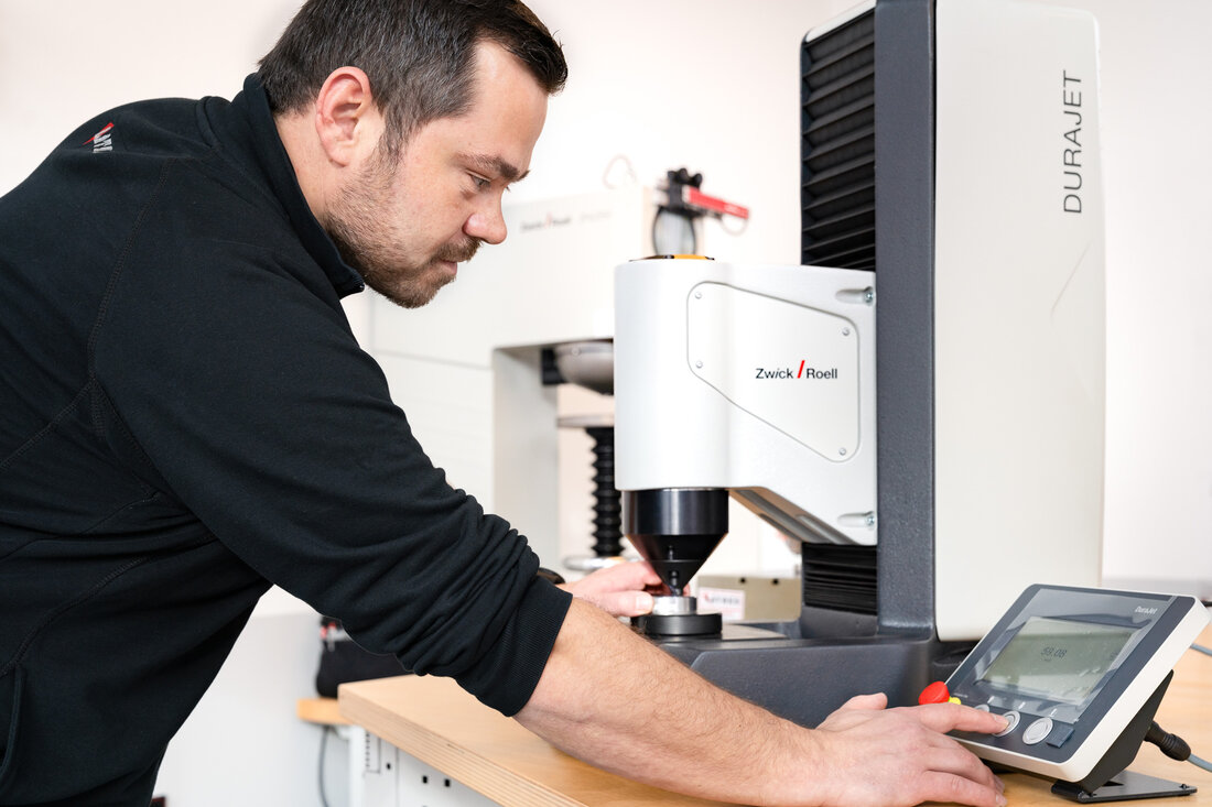 Sind Ihre Prüfgeräte zukunftssicher? Anforderungen und Standards für die Kalibrierung von Prüfgeräten Wiehl, Deutschland &#8211; 07.01.2025 &#8211; Die Kalibrierung von Prüfgeräten (https://latzke.de/fachgerechte-kalibrierung/) spielt eine entscheidende Rolle für die Genauigkeit, Zuverlässigkeit und Sicherheit in zahlreichen Branchen. Unternehmen wie die LATZKE GmbH setzen auf modernste DAkkS-Kalibrierungsdienste, um den neuesten Anforderungen und Standards gerecht zu werden. Besonders im Jahr 2025 wird die Kalibrierung eine Schlüsseltechnologie bleiben, um gesetzliche Vorgaben zu erfüllen und Produktionsstandards zu sichern. Prüfgeräte müssen regelmäßig kalibriert werden, um ihre Genauigkeit und Zuverlässigkeit langfristig sicherzustellen. Abnutzung, Umwelteinflüsse und weitere Faktoren können zu Abweichungen führen. Eine Kalibrierung gewährleistet gesetzliche Konformität, reduziert fehlerhafte &hellip;