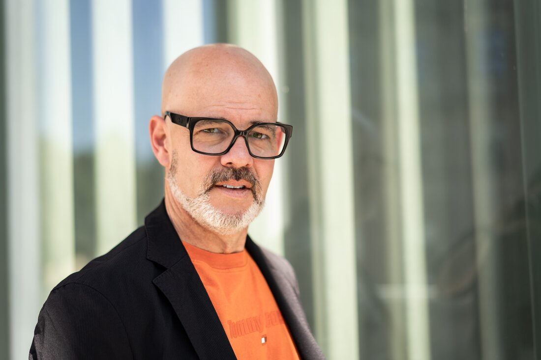 Die agile Unternehmensberatung aus Berlin-Brandenburg wird zum dritten Mal in Folge für ihre Qualität ausgezeichnet Vogelsdorf-Fredersdorf: Komplexe Herausforderungen verlangen nach komplexen Lösungen. Das ist das Credo der agilen Organisationsentwicklung und Unternehmensberatung Planetagile aus der Metropolregion Berlin Brandenburg. Denn in Zeiten, wie wir sie aktuell erleben, die geprägt sind durch unüberschaubare Dynamiken und einem stetigen Wandel, braucht es mehr als klassische Change-Konzepte, um deutsche Unternehmen anschlussfähig zu halten oder dies herzustellen. Marc Schmetkamp, Geschäftsführer der Planetagile, geht unkonventionelle Wege. Statt mit klassischer Unternehmensberatung setzt das Unternehmen auf den agil-iterativen Ansatz. Eine Organisation verändert sich aus der eigenen Mitte heraus. Organischer Wandel, …
