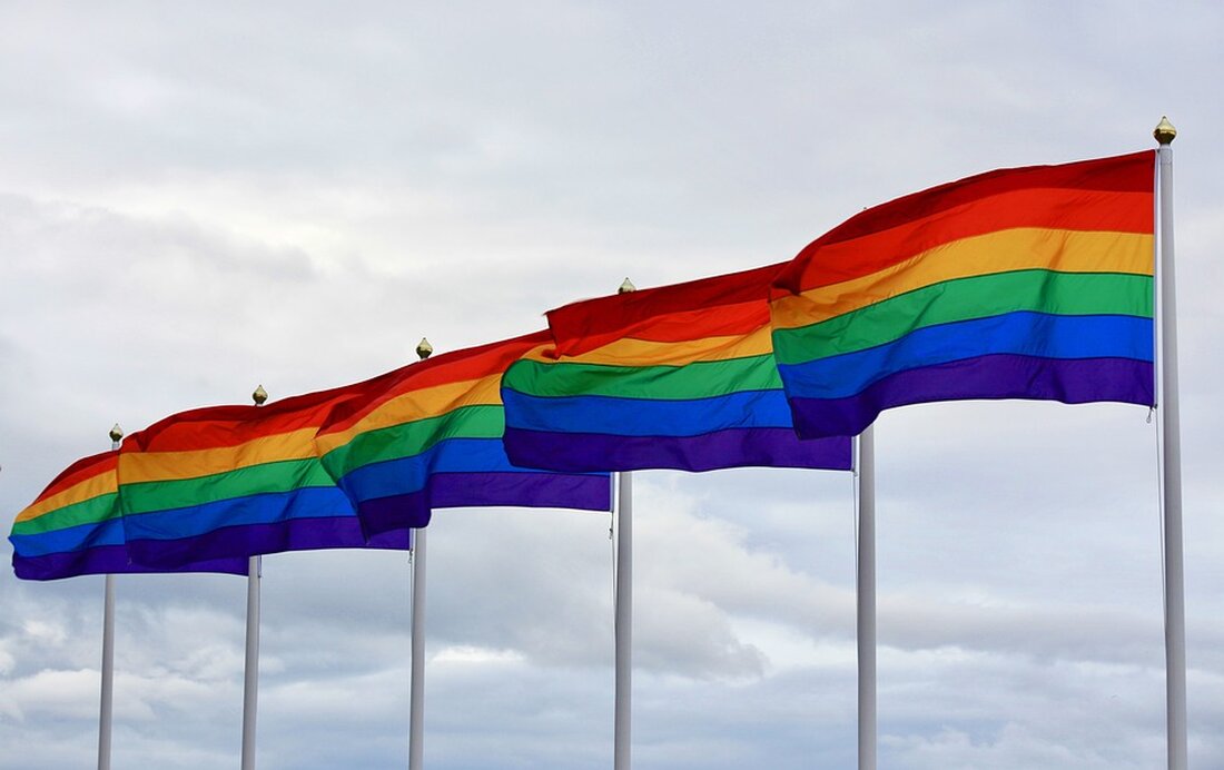 "Der hybride Essayfilm "Queer gewinnt – Eine Sport-Utopie" beleuchtet die Diskriminierung von Frauen und homosexuellen Menschen im Sport. Die Filmemacherin Julia Fuhr Mann schafft eine Mischung aus Dokumentarfilm und Fiktion, um die Geschichte non-binärer Leistungssportler*innen und die Historie des Frauensports bei den Olympischen Spielen aufzuzeigen. Erleben Sie den Film ab dem 21. Juli 2024 in der 3satMediathek und am 22. Juli 2024 in 3sat."