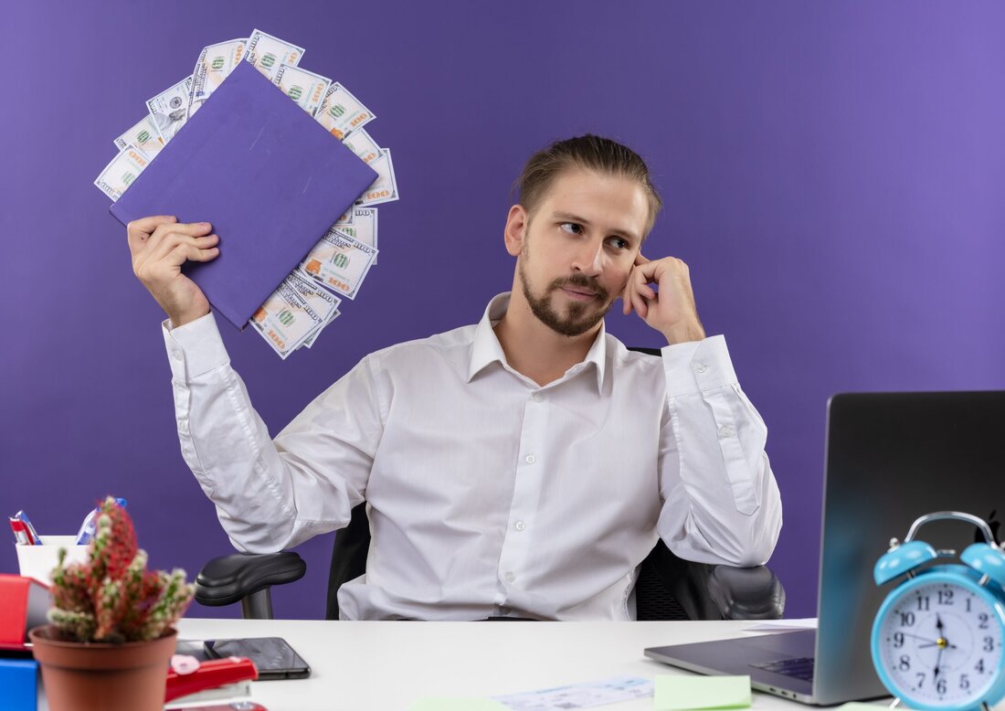 Die korrekte Budgetierung ist für Unternehmen jeder Art von größter Bedeutung, denn werden Einnahmen und Ausgaben nicht richtig geplant, kann dies im schlimmsten Fall zur Insolvenz führen. Vor allem in 3 Bereichen kommt es immer wieder zu Fehlern oder Unklarheiten, die eine ordentliche Budgetierung unmöglich machen. In diesem Artikel werden diese 3 Bereiche und mögliche Lösungen vorgestellt. Versäumnisse bei der Verfolgung von Einnahmen und Ausgaben Das größte Problem, mit dem kleine, mittelständische und sogar große Unternehmen zu kämpfen haben, ist die Verfolgung von Einnahmen und Ausgaben. Oft gibt es Versäumnisse bei der Verfolgung von Ein- und Ausnahmen, was dazu führen …