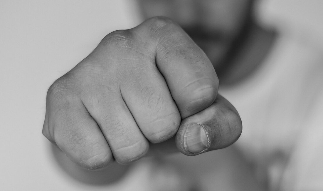 Haftbefehl gegen Mann nach tödlichem Streit in Wohnheim - Polizei kennt Zusammenhang zwischen Täter und Opfer. Unterkunft für nicht sesshafte Menschen betroffen.