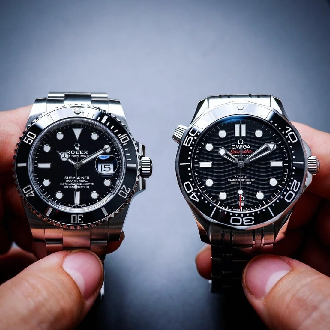 Rolex und Omega sind zwei der bekanntesten und legendärsten Schweizer Uhrenmarken. Beide Marken haben Großes geleistet – sowohl in Bezug auf Technologie, Innovation und Uhrmacherkunst, als auch in Bezug auf das Überschreiten von Grenzen. Von allen Uhrenmarken der Welt werden Rolex und Omega vielleicht am häufigsten miteinander verglichen. Beide Marken sind in einem ähnlichen Preissegment, obwohl Rolex im Allgemeinen dazu neigt, etwas teurere Uhren als Omega anzubieten. Trotzdem kann es vorkommen, dass Sie bei der Wahl einer Uhr Omega-Uhren mit Rolex-Uhren vergleichen und sich fragen, welche die beste ist. Welche Marke ist besser? Letztendlich hängt die Antwort auf diese Frage …