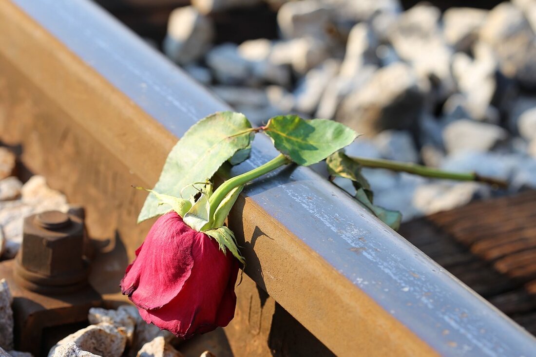 Festnahme im Mordfall Daniel P.: Ermittlungen schreiten voran Am 27. Juli entdeckten sogenannte „Lost-Place“-Erkunder die Leiche des 25-jährigen Daniel P. in einer teilweise gefluteten Kellerkammer eines verfallenen Speichers am Lindenauer Hafen. Der junge Mann war gefesselt und sein Gesicht teilweise unter Wasser. Die Mordkommission begann daraufhin mit den Ermittlungen. Durchbruch in den Ermittlungen Endlich gibt es diese Woche einen Durchbruch in dem Fall: Die Kriminalpolizei nahm am Donnerstag einen 19-jährigen Deutschen aus dem Bekanntenkreis des Opfers fest. Der Verdächtige hatte zuvor die Bankkarte des Toten genutzt, um Geld abzuheben und zu bezahlen. Dadurch erregte er die Aufmerksamkeit der Ermittler. Staatsanwältin …