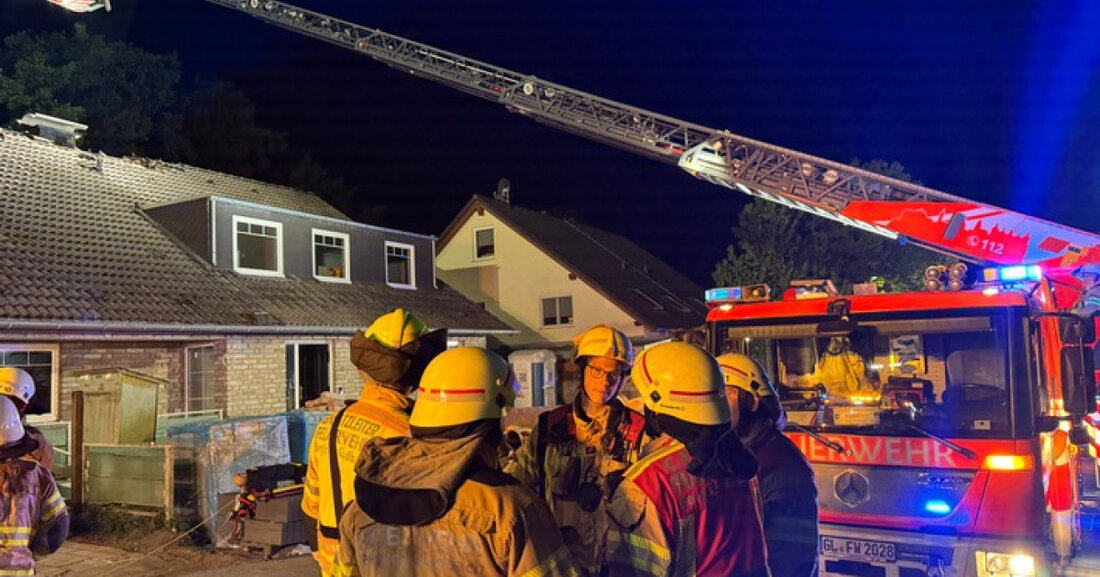 Dachstuhlbrand auf Baustelle in Kippekausen: Feuerwehr Bergisch Gladbach mit 40 Kräften im Einsatz, glücklicherweise ohne Verletzte.