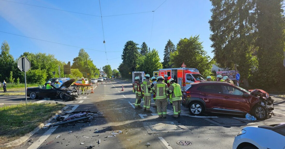 Am Donnerstagabend kollidierte ein Linienbus in Burscheid mit einem PKW. 14 Personen wurden verletzt, die Feuerwehr war mit 50 Einsatzkräften vor Ort.