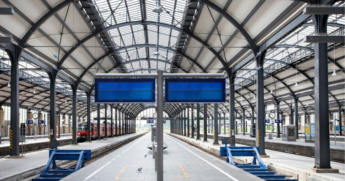 Unbekannter Exhibitionist sorgt für Aufregung in Stadtbahn U3. Polizei bittet um Hinweise und sucht weitere Geschädigte.