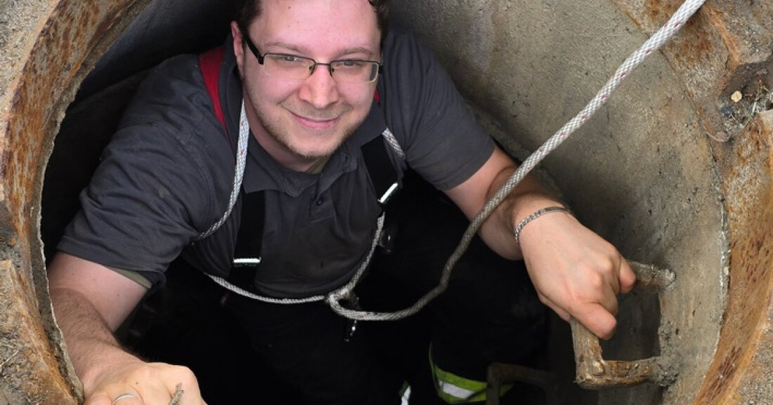 Am 17.05.2025 rettete die Freiwillige Feuerwehr Werne ein Entenküken aus einem Gully. Passanten alarmierten die Einsatzkräfte.
