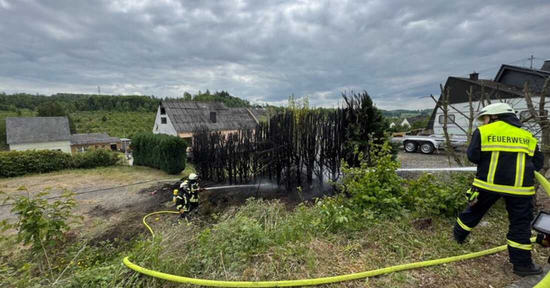 Am 17.05.2025 wurde die Feuerwehr VG Westerburg zu einem Tujaheckenbrand in Hintermühlen gerufen. Rauchentwicklung sichtbar.