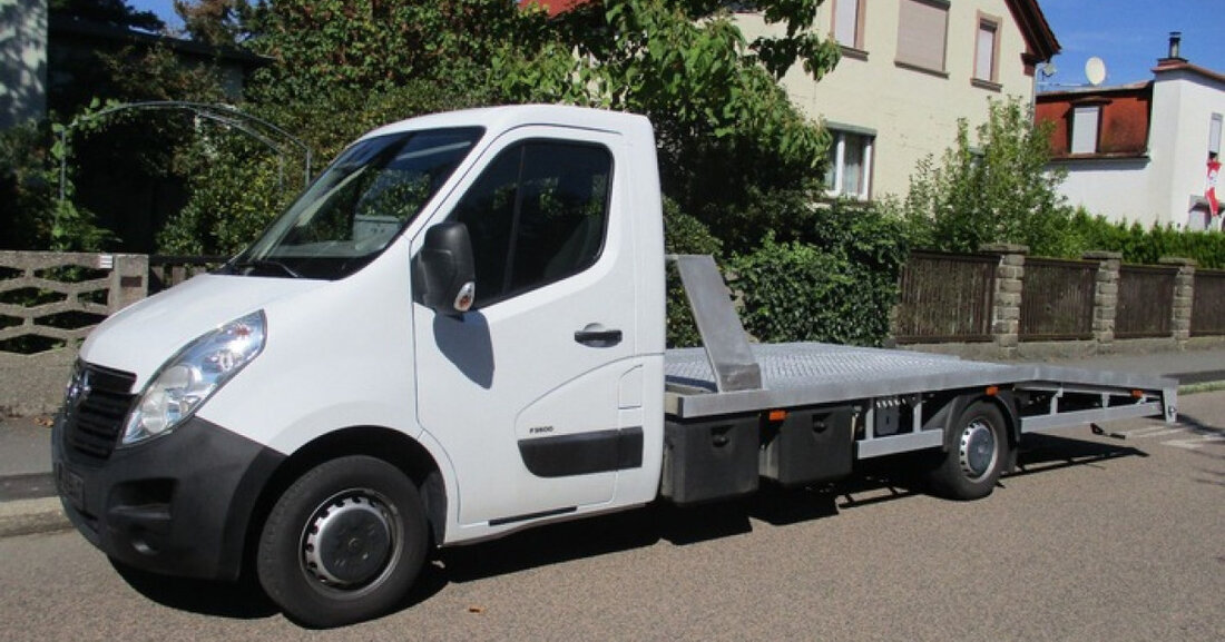 Am 12.04.2025 überholte ein Fahrer gefährlich auf der B51 bei Schönfeld, was LKW- und Motorradfahrer in Gefahr brachte.