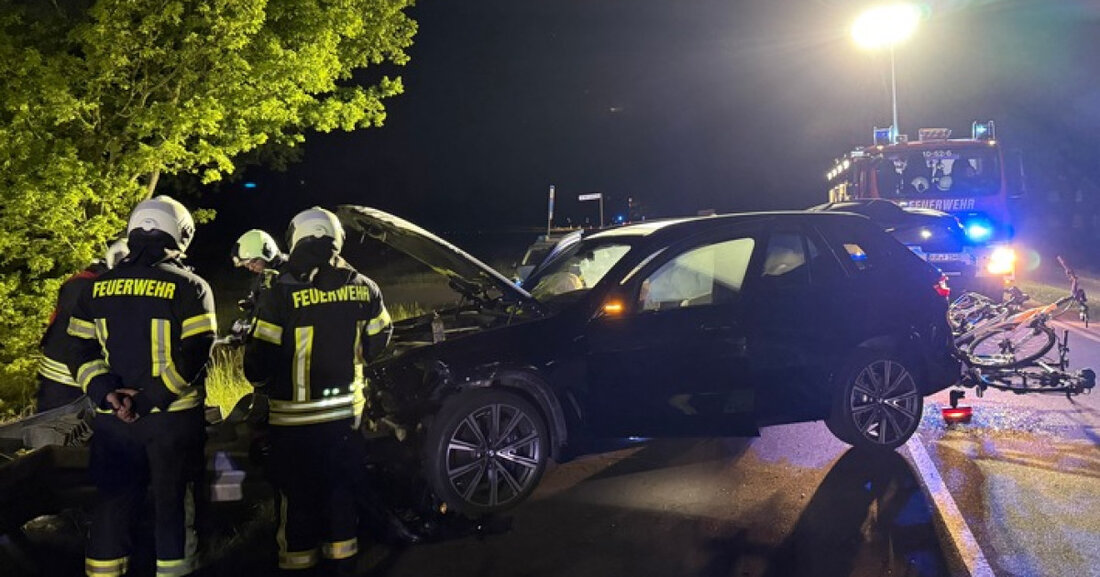 Freiwillige Feuerwehr Aurich sicherte nach einem Frontalzusammenstoß mit einer Leitplanke auf der Esenser Straße die Unfallstelle.