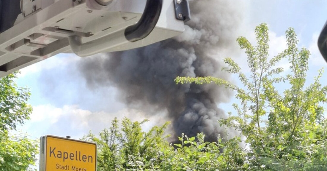 Feuerwehr Moers alarmiert: Am 17. Mai brannten in Moers-Kapellen eine Werkstatthalle und ein Kleintransporter. Brandursache unklar.