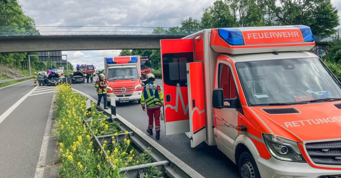 Verkehrsunfall zwischen drei PKW auf der A43 bei Bochum: mehrere Verletzte, darunter ein Vater mit zwei Neugeborenen.