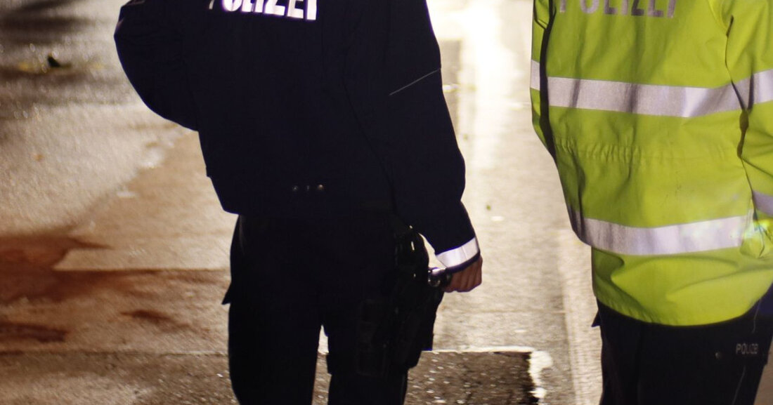 In Alheim-Heinebach verursachte ein blauer Transporter einen Verkehrsunfall und flüchtete. Hinweise an die Polizei erbeten.