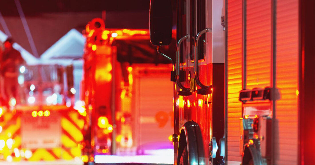 Ein Brand auf einem Recyclinghof in Hatten führt zur Sperrung der A28; Gefahr eines einsturzgefährdeten Mobilfunkmasts bleibt.