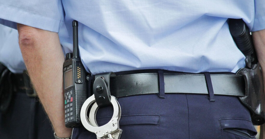 Polizei schließt in Mexiko-Stadt illegalen Partyraum, der Särge als Kühlboxen nutzte. 800 Teenager waren geladen, mehrere verletzt.