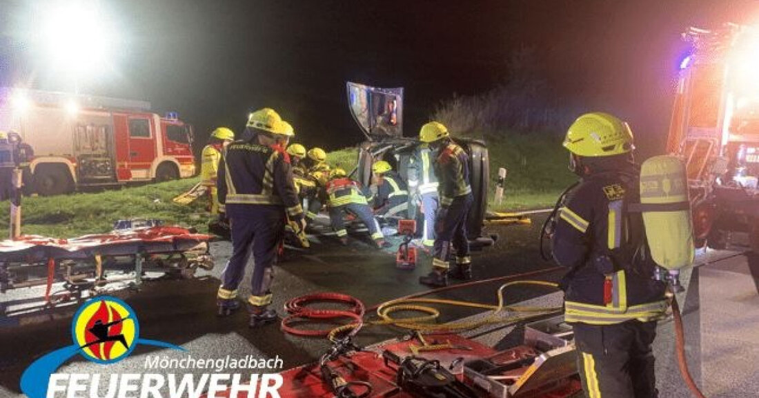 In Mönchengladbach ereigneten sich in der Nacht zwei Verkehrsunfälle. Die Feuerwehr sicherte die Stellen, alle Beteiligten blieben unverletzt.