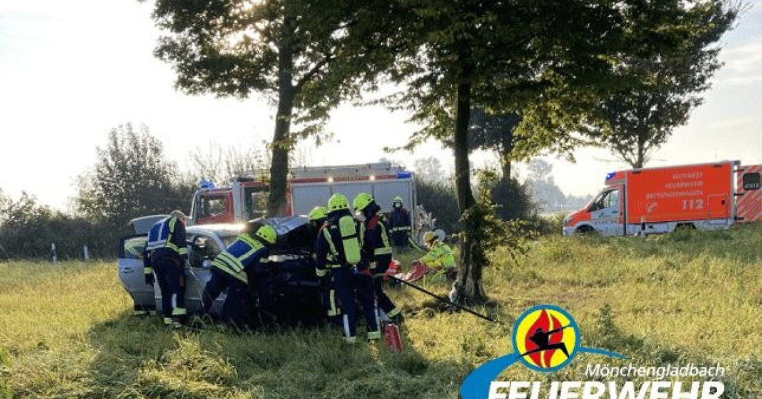Am Samstagnachmittag kam es auf der BAB61 bei Mönchengladbach zu einem Auffahrunfall. Feuerwehr sicherte die Einsatzstelle und beseitigte Betriebsstoffe.