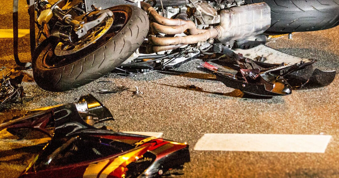 Ein 15-Jähriger Rollerfahrer wurde in Rosenheim mit schweren Kopfverletzungen von einem Autofahrer erfasst. Kind leicht verletzt.