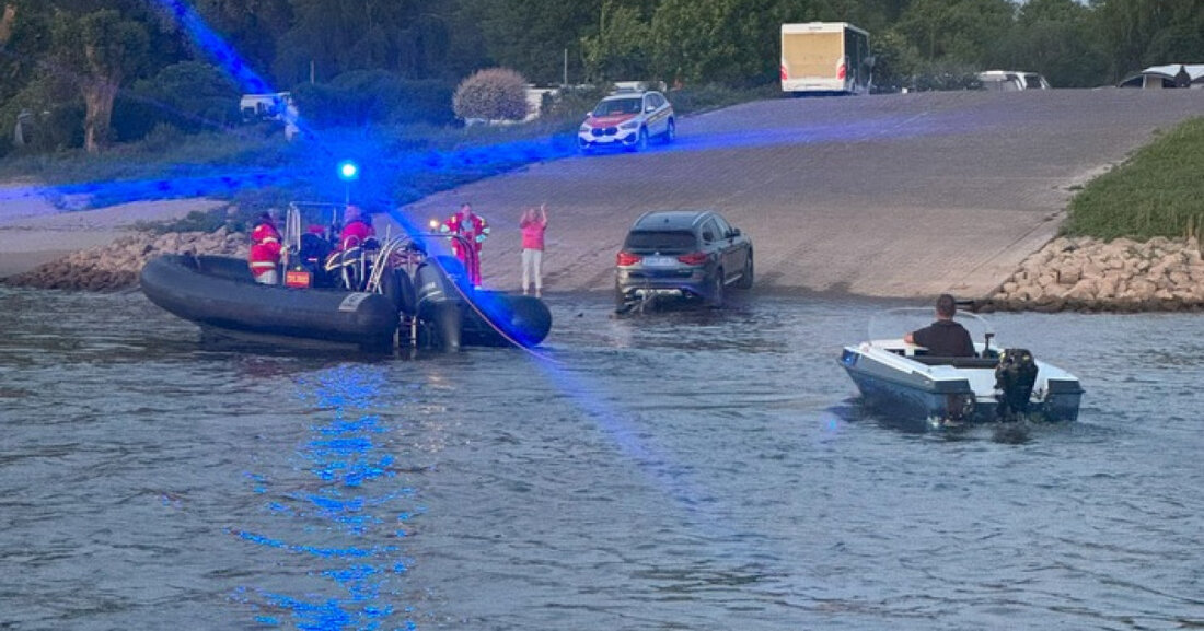 Am 17. Mai 2025 sicherte die Feuerwehr Neuss ein manövrierunfähiges Sportboot auf dem Rhein und brachte es in Sicherheit.