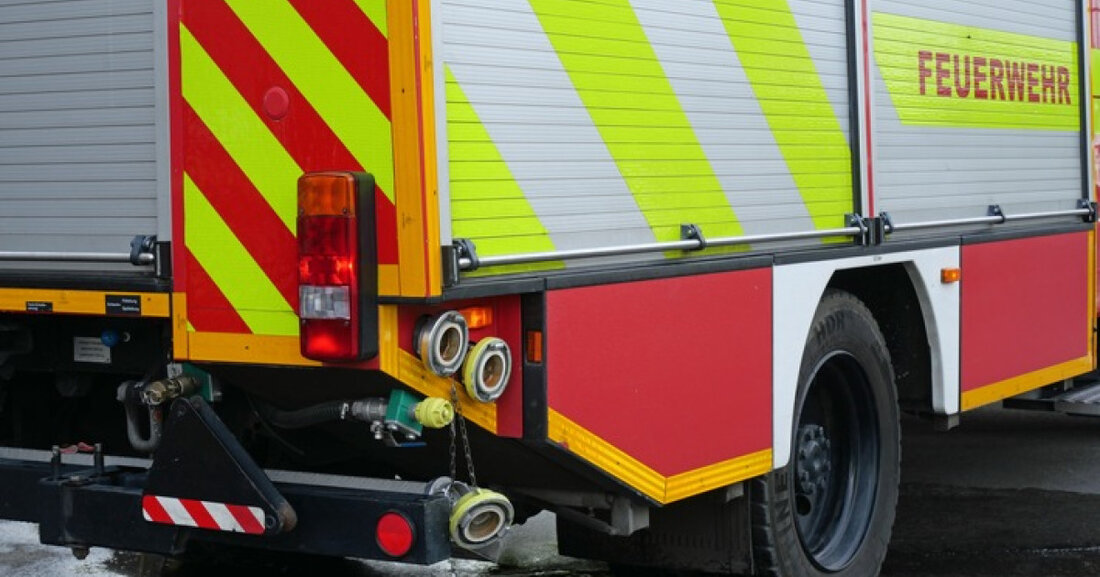 In Hilden beschädigte ein Mülltonnenbrand die Fassade einer Grundschule. Die Polizei ermittelt und sucht Zeugen.