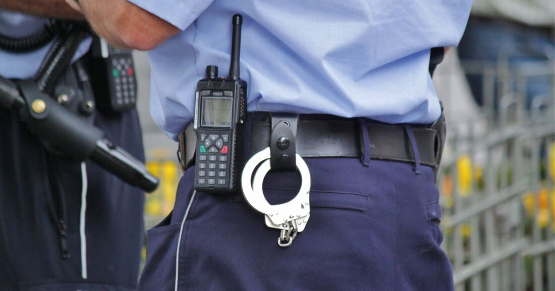 Polizei nimmt 38-Jährigen fest, der am Potsdamer Platz mehrfach den Hitlergruß zeigte. Ermittlungen laufen.