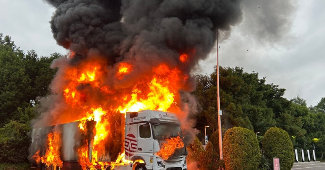 Am 18.05.25 brannten auf einem Hotelparkplatz in Moers ein LKW und ein Kleintransporter. Feuerwehr und Kriminalpolizei ermitteln.