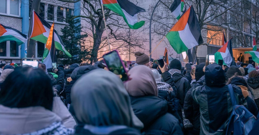 Israel führt eine Offensive im Gaza-Streifen durch, über 100 Tote, darunter Frauen und Kinder, nach intensiven Luftangriffen.