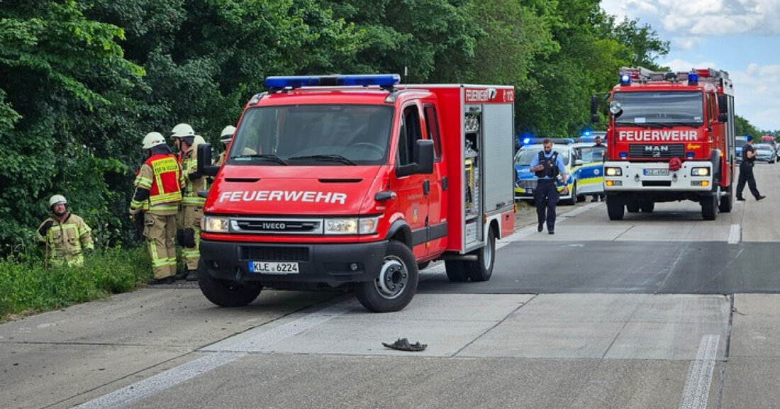 Bei einem schweren Verkehrsunfall auf der A 57 wurden vier Personen verletzt, als ein BMW in Flammen aufging. Feuerwehr Goch sicherte die Unfallstelle.