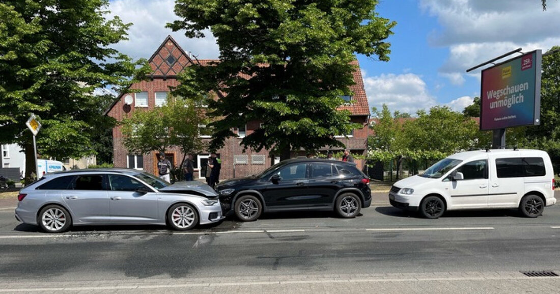 Ein 61-jähriger Audi-Fahrer geriet auf der Dolberger Straße in den Gegenverkehr und kollidierte mit einem Mercedes. Ein Leichtverletzter.