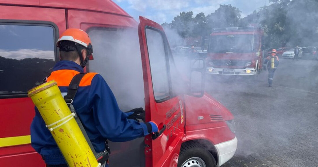 Am 17.05.2025 führte die Jugendfeuerwehr Werne ihren Berufsfeuerwehrtag durch, mit realitätsnahen Übungen und spannenden Einsätzen.