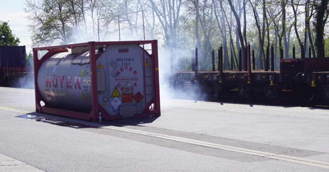Freiwillige Feuerwehr Mechernich übt am 26. April 2025 im Chemiepark Knapsack Hürth, simuliert Gefahrgutunfall erfolgreich.