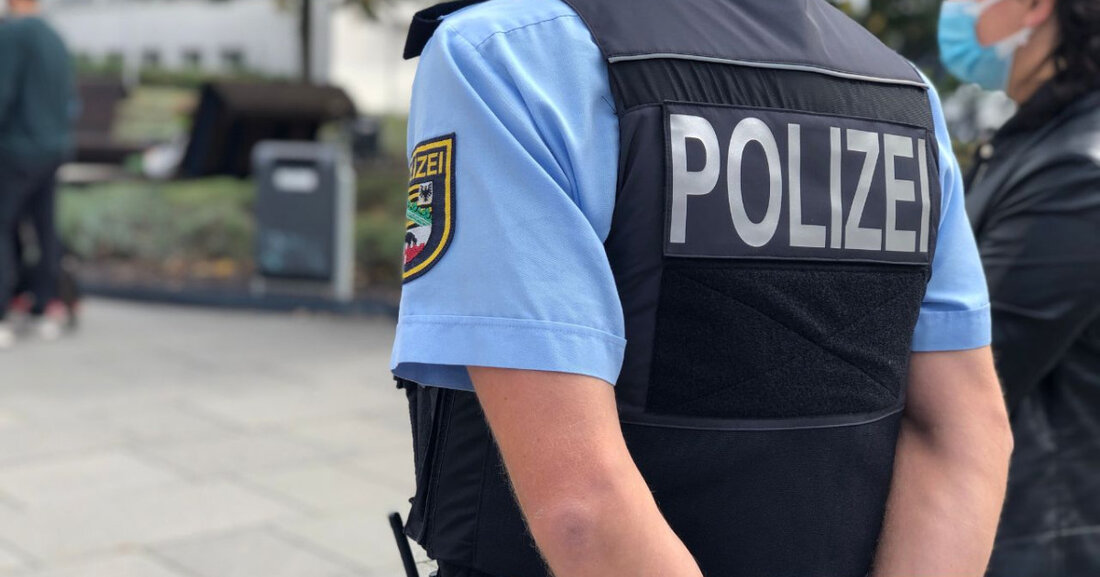 Am 18.05.2025 wurden vor einem Mehrfamilienhaus in Halle drei Personen, darunter ein 12-jähriges Kind, verletzt. Tatverdächtiger festgenommen.