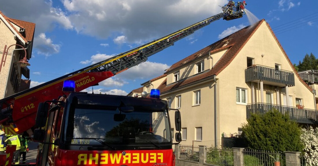 Feuerwehr Haiterbach verhindert Dachstuhlbrand in Nagolder Straße. 29 Bewohner evakuiert, 300.000 Euro Schaden, keine Verletzten.