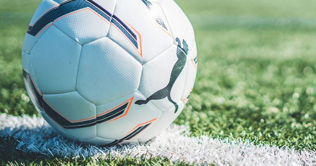 Der 1. FC Köln hat Philipp Liesenfeld als neuen Geschäftsführer für Marketing/Vertrieb ernannt. Der Verein feiert den Bundesliga-Aufstieg und plant Veränderungen im Vorstand.